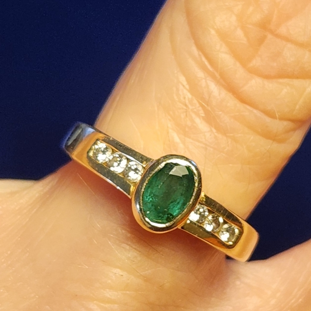 Elegant Gold and Green Gemstone Ring